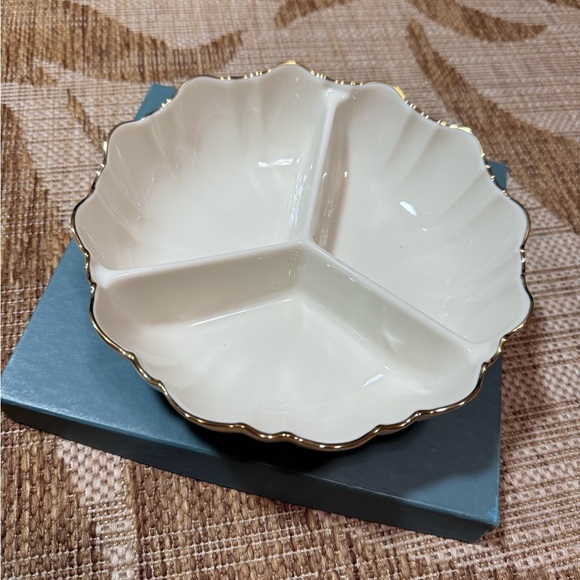 LENOX Holly divided condiment dish - brand new - Picture 1 of 5